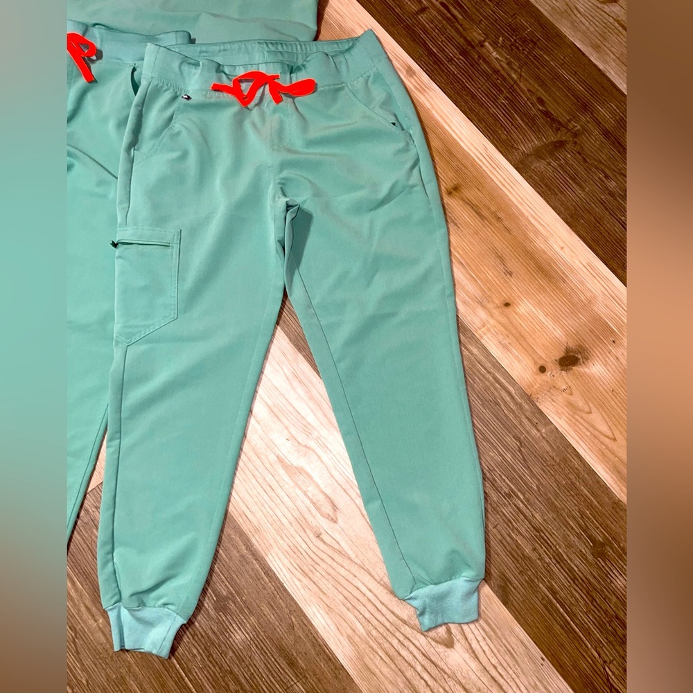 FIGS size medium Zamora- medium regular LIKE NEW